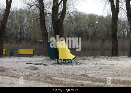 Distrusse le infrastrutture sulla spiaggia dopo la sgranatura degli invasori russi Foto Stock