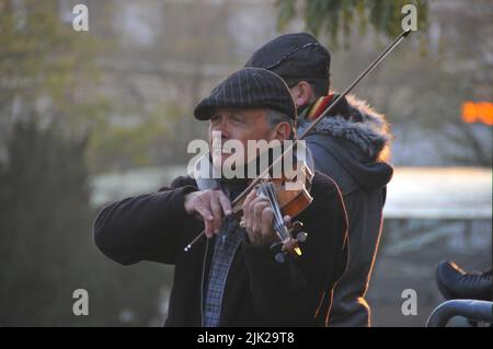 Uomo che suona il violino a Montmartre Foto Stock