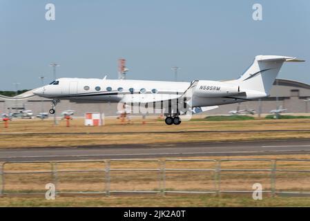 Atterraggio privato in jet plane all'aeroporto di Farnborough, Hampshire, Regno Unito. Gulfstream G550 aereo jet aziendale N585RM in procinto di toccare sulla pista Foto Stock