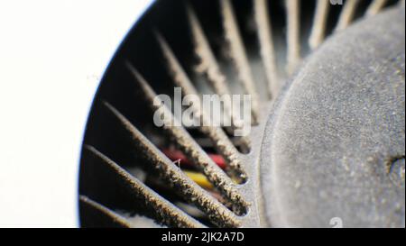 Pulizia della polvere dal refrigeratore del computer portatile. Fissaggio del notebook. Riparazione del calcolatore. Macro Foto Stock