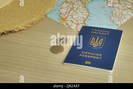 Passaporto ucraino blu sulla mappa del mondo Foto Stock