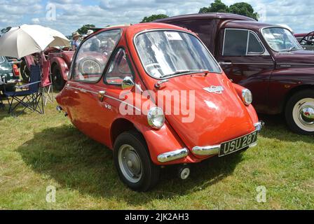 Un Trojan 200 del 1960 parcheggiato in mostra al 47th storico veicolo che riunisce l'automobile mostra classica, Powderham, Devon, Inghilterra, Regno Unito. Foto Stock