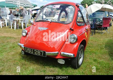 Un Trojan 200 del 1960 parcheggiato in mostra al 47th storico veicolo che riunisce l'automobile mostra classica, Powderham, Devon, Inghilterra, Regno Unito. Foto Stock