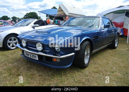 Un Aston Martin V8 Vantage del 1980 parcheggiato in mostra al 47th Historic Vehicle Gathering Classic Car Show, Powderham, Inghilterra, Regno Unito. Foto Stock