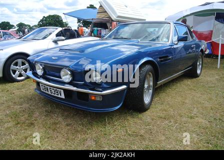 Un Aston Martin V8 Vantage del 1980 parcheggiato in mostra al 47th Historic Vehicle Gathering Classic Car Show, Powderham, Inghilterra, Regno Unito. Foto Stock