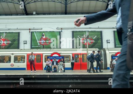 Londra, 2022 luglio: Piattaforma della stazione di Earls Court, una stazione della metropolitana District e Piccadilly Line di Londra nel sud-ovest di Londra Foto Stock