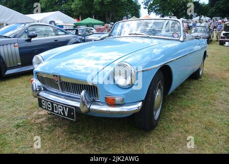 Un MGB da 1963 MG parcheggiato in mostra al 47th storico veicolo che raccoglie auto classiche mostra, Powderham, Devon, Inghilterra, Regno Unito. Foto Stock