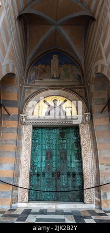 Portale della medievale cattedrale di Sant'Andrea ad Amalfi Foto Stock