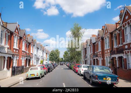 Londra, 2022 luglio: Residential Street nella zona di Hammersmith / Shepherds Bush a ovest di Londra Foto Stock