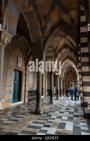Portale della medievale cattedrale di Sant'Andrea ad Amalfi Foto Stock