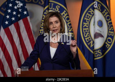 Washington DC, Stati Uniti. 29th luglio 2022. Presidente della Camera dei rappresentanti degli Stati Uniti Nancy Pelosi (democratico della California) tiene una conferenza stampa su Capitol Hill a Washington, DC, venerdì 29 luglio 2022. Credit: Chris Kleponis/CNP /MediaPunch Credit: MediaPunch Inc/Alamy Live News Foto Stock