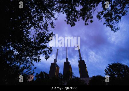 Hannover, Germania. 29th luglio 2022. La centrale elettrica e termica combinata, normalmente illuminata con colori vivaci, Linden ('i tre fratelli caldi') non è illuminata di sera. Per risparmiare energia, le luci sono rimaste spente il venerdì sera. La centrale combinata di calore ed energia elettrica, alimentata a gas naturale, fornisce fino a 460.000 famiglie di elettricità e circa 80.000 appartamenti con teleriscaldamento. Credit: OLE Spata/dpa/Alamy Live News Foto Stock