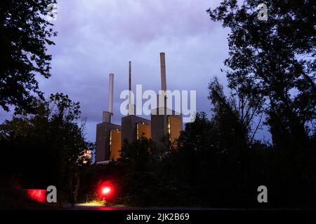 Hannover, Germania. 29th luglio 2022. La centrale elettrica e termica combinata, normalmente illuminata con colori vivaci, Linden ('i tre fratelli caldi') non è illuminata di sera. Per risparmiare energia, le luci sono rimaste spente il venerdì sera. La centrale combinata di calore ed energia elettrica, alimentata a gas naturale, fornisce fino a 460.000 famiglie di elettricità e circa 80.000 appartamenti con teleriscaldamento. Credit: OLE Spata/dpa/Alamy Live News Foto Stock