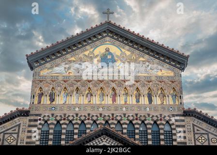 Portale della medievale cattedrale di Sant'Andrea ad Amalfi, Italia meridionale Foto Stock