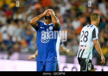 Udine, Italia. 29th luglio 2022. Friuli - Stadio Dacia Arena, Udine, 29 luglio 2022, Chelsea Raheem Sterling reagisce durante Udinese Calcio vs Chelsea FC - partita di calcio amichevole Credit: Live Media Publishing Group/Alamy Live News Foto Stock