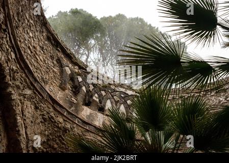 RAVELLO, ITALIA - APRILE 31 2022 - antiche rovine nel parco della famosa Villa Rufolo in Costiera Amalfitana Foto Stock