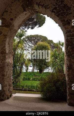 RAVELLO, ITALIA - APRILE 31 2022 - antiche rovine nel parco della famosa Villa Rufolo in Costiera Amalfitana Foto Stock