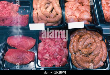 carni fresche e salsicce sul mercato Foto Stock