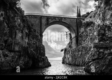 Scenico ponte ad arco al Fjord di Fury, Costiera Amalfitana del Sud Italia Foto Stock