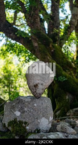 piramide in pietra con carta da parati bianca, sullo sfondo della natura Foto Stock