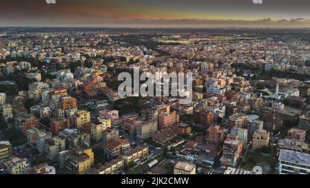 Vista dall'alto della città di Roma, con alti edifici, alberghi e parchi. Foto Stock