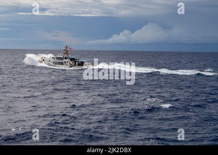 OCEANO PACIFICO (19 luglio 2022) – USCGC Myrtle Hazard (WPC 1139) transita nell'Oceano Pacifico durante un'esercitazione multilaterale di ricerca e salvataggio (SAREX) coordinata con la Marina degli Stati Uniti, la Repubblica di Palau, la Guardia Costiera degli Stati Uniti, la forza marittima di autodifesa del Giappone e la Marina reale a sostegno del Pacific Partnership 2022. Ora nel suo 17th anni, il Pacific Partnership è la più grande missione annuale di assistenza umanitaria multinazionale e di preparazione alle catastrofi condotta nell'Indo-Pacific. (STATI UNITI Foto Navy di Mass Communication Specialist 2nd Class Brandie Nuzzi) Foto Stock