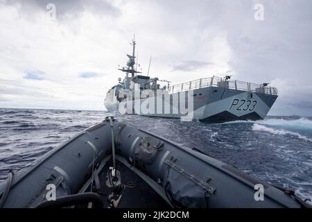 OCEANO PACIFICO (19 luglio 2022) – nave Royal Navy River Class HMS Tamar (P233), conduce operazioni di barca durante un esercizio multilaterale di ricerca e salvataggio (SAREX) coordinato con la Marina degli Stati Uniti, la Repubblica di Palau, la Guardia Costiera degli Stati Uniti, la forza di autodifesa marittima del Giappone e la Marina reale a sostegno di PP22. Ora nel suo 17th anni, il Pacific Partnership è la più grande missione annuale di assistenza umanitaria multinazionale e di preparazione alle catastrofi condotta nell'Indo-Pacific. (STATI UNITI Foto Navy di Mass Communication Specialist 2nd Class Brandie Nuzzi) Foto Stock