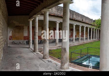 Bella facciata della famosa Villa Oplontis vicino a Pompei, Italia Meridionale Foto Stock