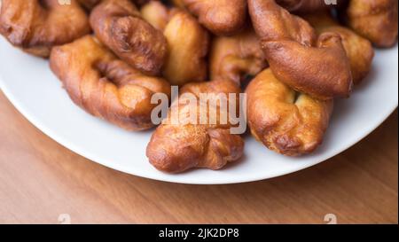 ciambelle zuccherate fatte in casa fresche e deliziose Foto Stock