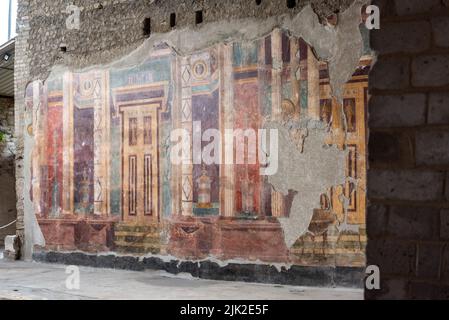 OPLONTIS, ITALIA - 03 MAGGIO 2022 - affreschi scenici sulle mura della famosa Villa Oplontis, antica villa romana e patrimonio dell'umanità, Italia meridionale Foto Stock