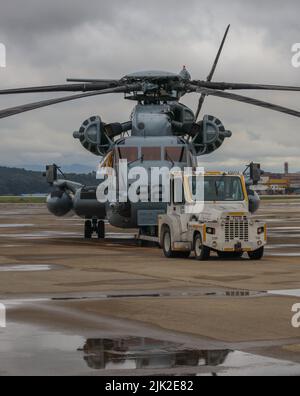 Un elicottero US Marine Corps CH-53E Super Stallion assegnato a Marine Heavy Helicopter Squadron 361 taxi sulla linea di volo durante Korean Marine Exercise Program (KMEP) 22-2 Air Combat Element alla 1st Republic of Korea Marine Corps Division base di Pohang, Repubblica di Corea, 22 luglio 2022. KMEP 22-2 Air Combat Element è la prima operazione aerea bilaterale con ROK MAG, il che significa una maggiore interoperabilità e il rafforzamento delle capacità aeree combinate di ROK Marines e U.S. Marines. (STATI UNITI Foto del corpo marino di Lance CPL. Emily Weiss) Foto Stock