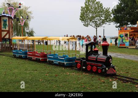 Langenargen, Germania, 29,7.22: Il Festival del lago 47th („Uferfest“) sul lago di costanza („Bodensee“) è stato aperto con atto cerimoniale con rappresentanti della politica e del comune. Con la tradizionale spillatura del barile, una tradizione bavarese che ha iniziato il 1850 a Munic-Wiesn (Oktoberfest). Il programma di 3 giorni è iniziato con orchestra e attività come paracadutismo della Bundeswehr, fuochi d'artificio e una fiera per la famiglia per i bambini. Il Castello di Montfort, costruito in stile moresco nel 1866, è il magnifico punto di riferimento di Langenargen. Situato su una piccola penisola nel lago di costanza, oggi è un luogo per dr Foto Stock