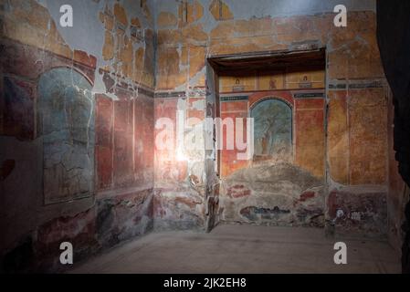 OPLONTIS, ITALIA - 03 MAGGIO 2022 - affreschi scenici sulle mura della famosa Villa Oplontis, antica villa romana e patrimonio dell'umanità, Italia meridionale Foto Stock