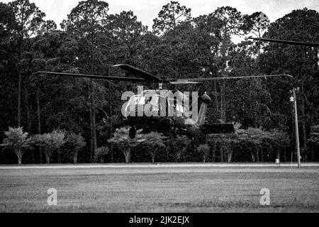 I paracadutisti assegnati a Charlie Troop, 1-73 Cavalry Regiment, 2nd Brigade Combat Team, 82nd Airborne Division conducono un'assalto aereo e corrono la corsia 'ultimi 100 iarde' per il XVIII Airborne Corps Best Squad Competition su Fort Stewart, GA, 28 luglio 2022. Durante la migliore competizione di squadra, i concorrenti sono stati testati su un'ampia gamma di soggetti, tra cui la navigazione terrestre, la cura del mercato, la cura degli incidenti, il fitness fisico, le tattiche delle piccole unità e la resistenza. (STATI UNITI Esercito foto di SPC. Vincent Levquota) Foto Stock