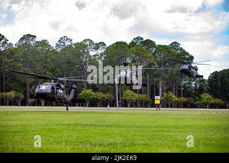 I paracadutisti assegnati a Charlie Troop, 1-73 Cavalry Regiment, 2nd Brigade Combat Team, 82nd Airborne Division conducono un'assalto aereo e corrono la corsia 'ultimi 100 iarde' per il XVIII Airborne Corps Best Squad Competition su Fort Stewart, GA, 28 luglio 2022. Durante la migliore competizione di squadra, i concorrenti sono stati testati su un'ampia gamma di soggetti, tra cui la navigazione terrestre, la cura del mercato, la cura degli incidenti, il fitness fisico, le tattiche delle piccole unità e la resistenza. (STATI UNITI Esercito foto di SPC. Vincent Levquota) Foto Stock