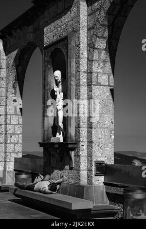 Un momento di relax per una visita turistica al Monastero di Montserrat, provincia di Barcellona, Spagna. Immagine concettuale in bianco e nero. Foto Stock