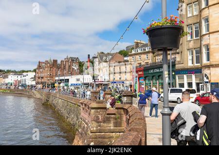 Centro città di Oban e lungomare sulla costa occidentale della Scozia soleggiata giornata estiva nel 2022, Scozia, Regno Unito Foto Stock