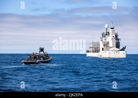 OCEANO PACIFICO (12 luglio 2022) - i Marines degli Stati Uniti con tutta la società di ricognizione di dominio, 13th unità di spedizione marina, detengono la sicurezza in una barca gonfiabile di hulled riged per un'operazione di intercettazione marittima il 12 luglio. Il MEU 13th è attualmente imbarcato a bordo dell'Anchorage, svolgendo operazioni di routine nella flotta USA 3rd. (STATI UNITI Foto del corpo marino di CPL. Austin Gillam) Foto Stock