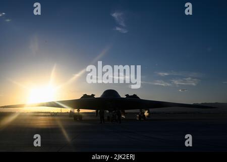 U.S. Air Force B-2 Spirit, capi equipaggio assegnati allo squadrone 509th Aircraft Maintenance, preparano un B-2 Spirit per il decollo alla base dell'aeronautica di Nellis, Nevada, 6 giugno 2022. La 325th Weapons School lavora direttamente con la 509th Bomb Wing e la 131st Bomb Wing per produrre da due a tre laureati ogni sei mesi che sono piloti B-2 Spirit. (STATI UNITI Air Force foto di staff Sgt. Alexandria Lee) Foto Stock