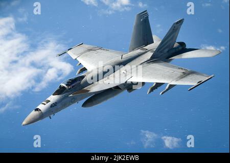 OCEANO PACIFICO (26 luglio 2022) – Un Super Hornet Navy F/A-18E degli Stati Uniti vola accanto a un US Air Force KC-135 Stratotanker, assegnato alla 507th Air Refueling Wing, durante un'operazione di rifornimento vicino alla costa delle Hawaii in parte del Rim of the Pacific (RIMPAC) 2022. Ventisei nazioni, 38 navi, tre sommergibili, più di 170 aerei e 25.000 persone partecipano a RIMPAC dal 29 giugno al 4 agosto nelle Isole Hawaii e nella California meridionale. Il più grande esercizio marittimo internazionale del mondo, RIMPAC offre un’opportunità di formazione unica, promuovendo e sostenendo al contempo la coopera Foto Stock