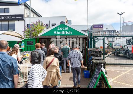 Oban Scotland, i clienti si accingeranno ad acquistare pesce fresco e crostacei dalla capanna di pesce sul molo di Oban, Scozia, Regno Unito, Europa estate 2022 Foto Stock