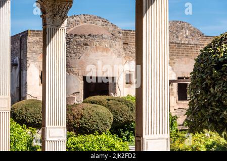 Colonnato e giardino nella villa romana Praedia di Giulia Felice a Pompei, Italia Meridionale Foto Stock