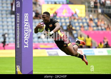 Desire Ayera of Uganda segna un tentativo di prendere il comando contro l'Australia durante il Rugby Sevens ai Giochi del Commonwealth al Coventry Stadium venerdì 29th luglio 2022. Credit: MI News & Sport /Alamy Live News Foto Stock