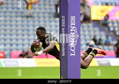 Desire Ayera of Uganda segna un tentativo di prendere il comando contro l'Australia durante il Rugby Sevens ai Giochi del Commonwealth al Coventry Stadium venerdì 29th luglio 2022. Credit: MI News & Sport /Alamy Live News Foto Stock