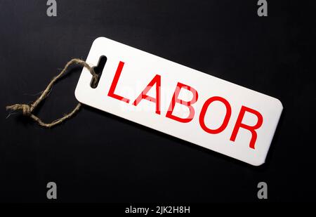 Un insieme di schede stampate che ortografia il LAVORO di parola su uno sfondo di legno invecchiato Foto Stock