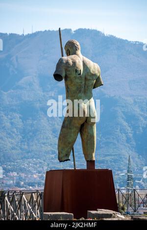 Una statua colosso nell'antica città di Pompei vicino al Foro, nel sud Italia Foto Stock