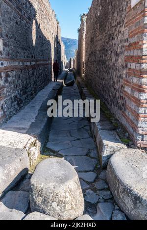 Un croccante di una tipica strada romana nell'antica città di Pompei, nel sud Italia Foto Stock