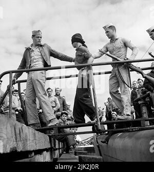 Marines scaricando POW giapponese da un sottomarino è tornato da una pattuglia di guerra Foto Stock