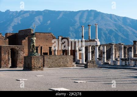 Forum iconico nell'antica città di Pompei, il Vesuvio sullo sfondo, l'Italia meridionale Foto Stock