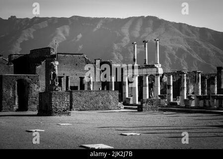 Forum iconico nell'antica città di Pompei, il Vesuvio sullo sfondo, l'Italia meridionale Foto Stock